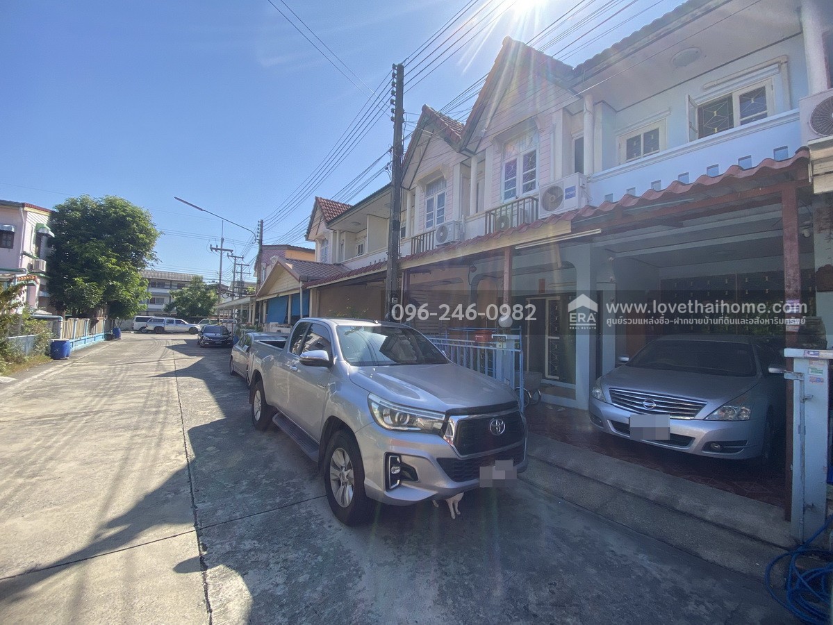 ขายทาวน์เฮ้าส์ ลำลูกกา49-คลอง4 เพ็ญพิชา ซ.4 หมู่บ้านคัทลียาวิลล์ ปทมุธานี พื้นที่ 21 ตรว. ขายเพียง 1.89 ล้านบาท ราคาดีพร้อมอยู่ ตรงข้ามสวนสนุกหมู่บ้าน