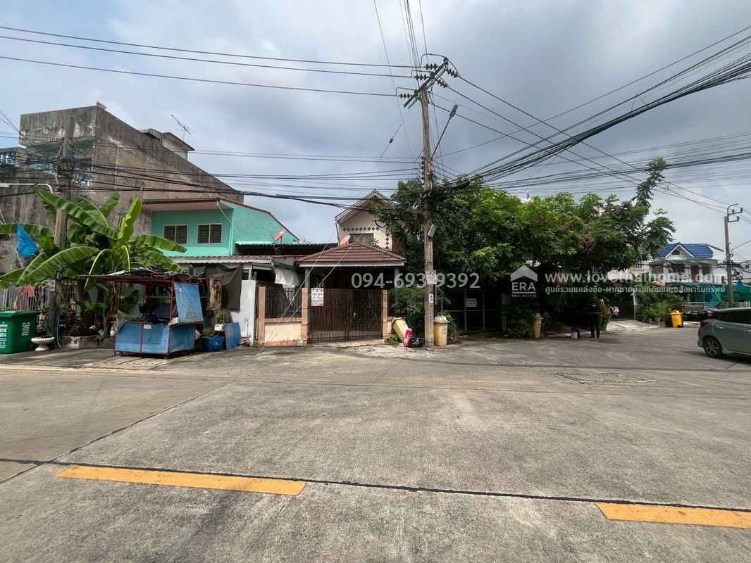 ขายทาวน์เฮ้าส์ 2 ชั้น หมู่บ้านการเคหะทุ่งสองห้อง ซอยกำแพงเพชร6 ซอย7 พื้นที่ 37.4 ตรว. ทำเลทอง ติดถนน 2 ด้าน ด้านหน้าบ้านกับหลังบ้าน คุ้มสุดๆ ราคาคุยกันได้