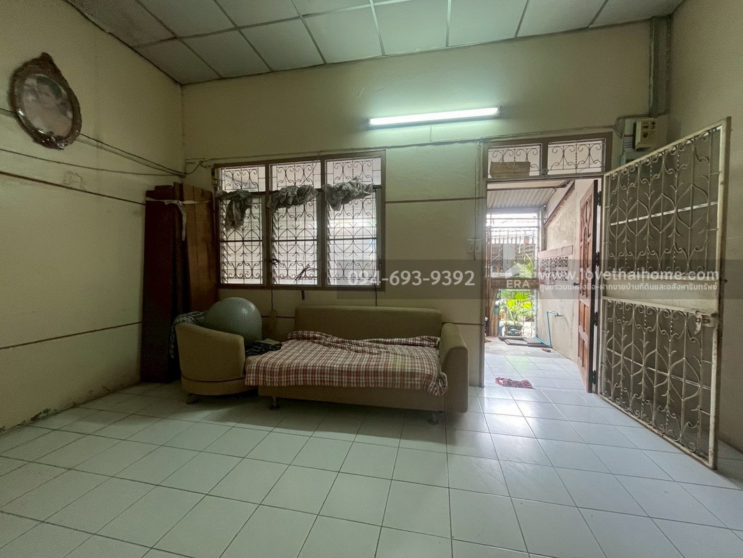 ขายทาวน์เฮ้าส์ 2 ชั้น หมู่บ้านการเคหะทุ่งสองห้อง ซอยกำแพงเพชร6 ซอย7 พื้นที่ 37.4 ตรว. ทำเลทอง ติดถนน 2 ด้าน ด้านหน้าบ้านกับหลังบ้าน คุ้มสุดๆ ราคาคุยกันได้