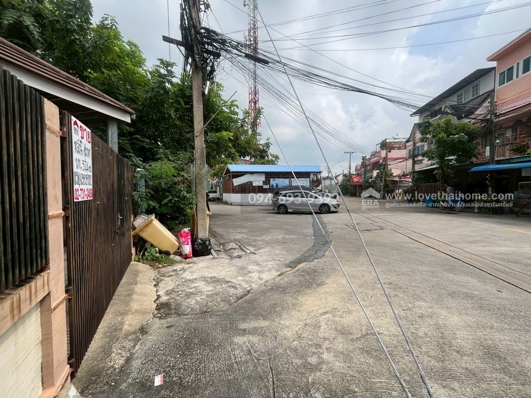 ขายทาวน์เฮ้าส์ 2 ชั้น หมู่บ้านการเคหะทุ่งสองห้อง ซอยกำแพงเพชร6 ซอย7 พื้นที่ 37.4 ตรว. ทำเลทอง ติดถนน 2 ด้าน ด้านหน้าบ้านกับหลังบ้าน คุ้มสุดๆ ราคาคุยกันได้