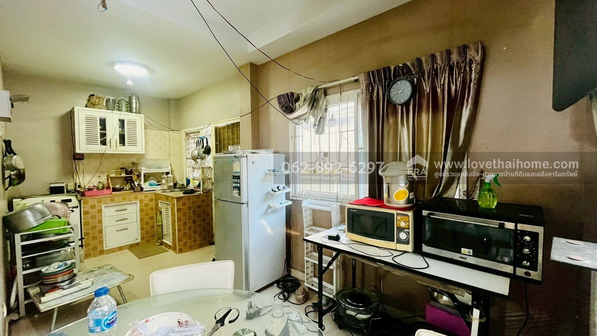 ขายบ้านแฝด 2 ชั้น หมู่บ้านวิลล่า-คุณาลัย ซอยวัดลาดปลาดุก บางบัวทอง พื้นที่ 38.8 ตารางวา ลดราคาแบบสุดๆ เหลือเพียงแค่ 1.9 ล้านบาทเท่านั้น ราคาแบบนี้หาไม่ได้อีกแล้ว (ต่อรองได้)!!!