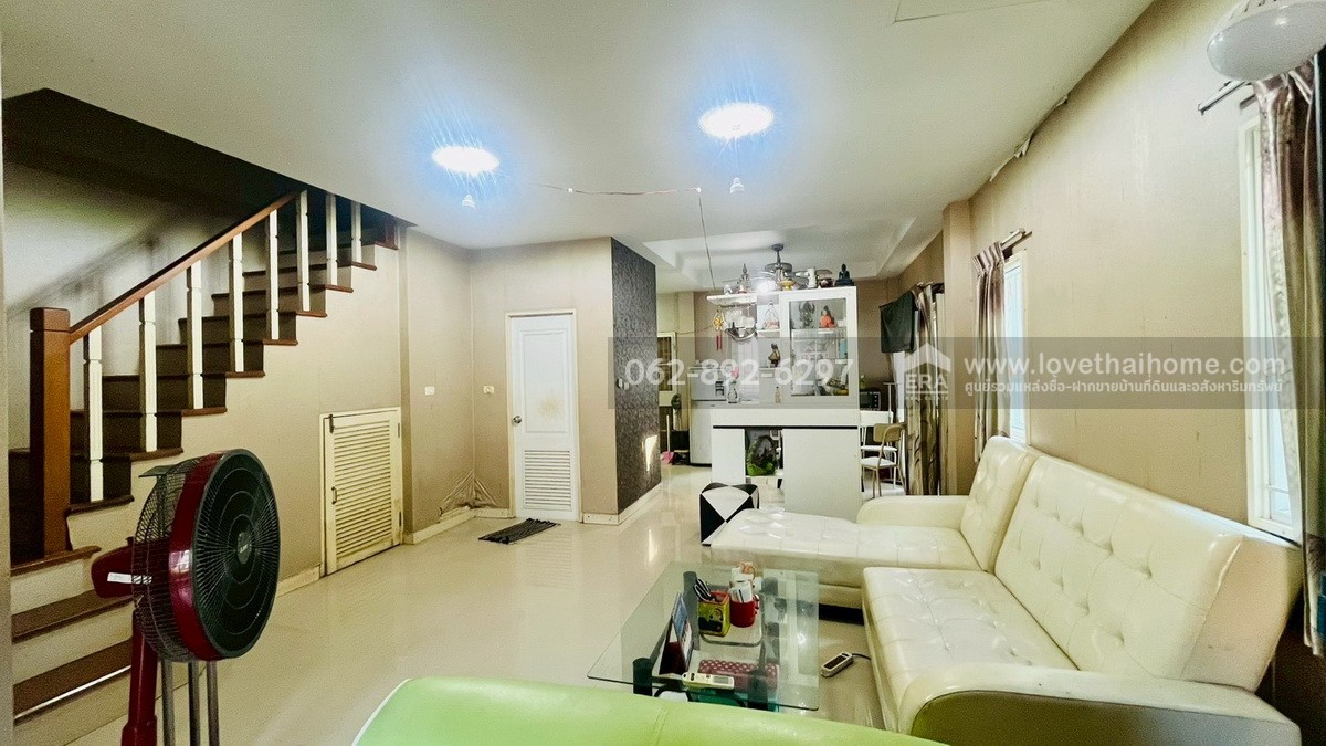 ขายบ้านแฝด 2 ชั้น หมู่บ้านวิลล่า-คุณาลัย ซอยวัดลาดปลาดุก บางบัวทอง พื้นที่ 38.8 ตารางวา ลดราคาแบบสุดๆ เหลือเพียงแค่ 1.9 ล้านบาทเท่านั้น ราคาแบบนี้หาไม่ได้อีกแล้ว (ต่อรองได้)!!!