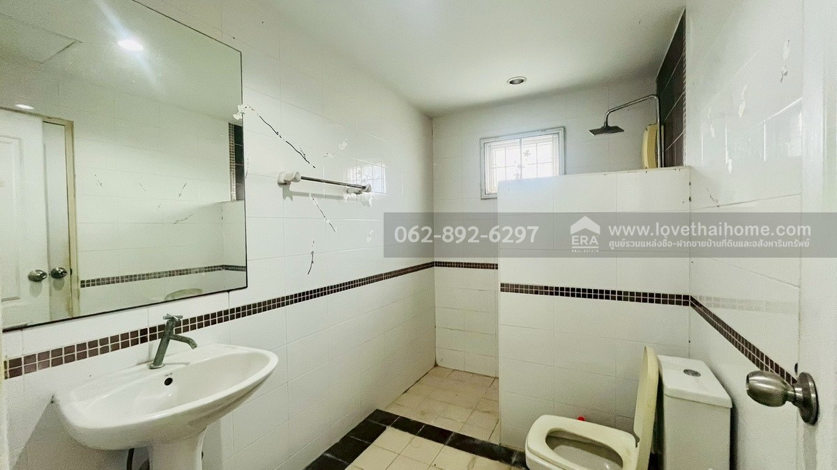 ขายบ้านแฝด 2 ชั้น หมู่บ้านวิลล่า-คุณาลัย ซอยวัดลาดปลาดุก บางบัวทอง พื้นที่ 38.8 ตารางวา ลดราคาแบบสุดๆ เหลือเพียงแค่ 1.9 ล้านบาทเท่านั้น ราคาแบบนี้หาไม่ได้อีกแล้ว (ต่อรองได้)!!!