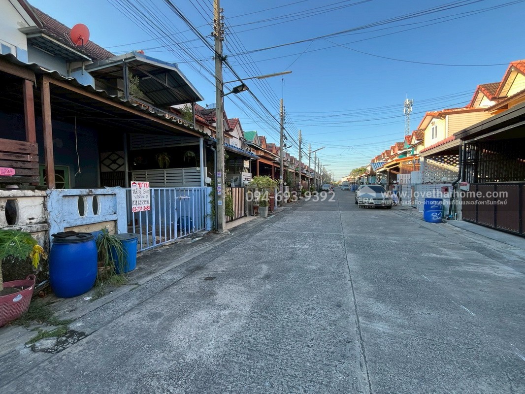 ขายทาวน์เฮ้าส์ 2 ชั้น ซอยพระยาสุเรนทร์30 แยก6 หมู่บ้านบ้านงาม พื้นที่ 18 ตรว. ด่วนๆ ราคาลดสุดๆค่ะ ขายเพียง 1.28 ล้านบาทเท่านั้น