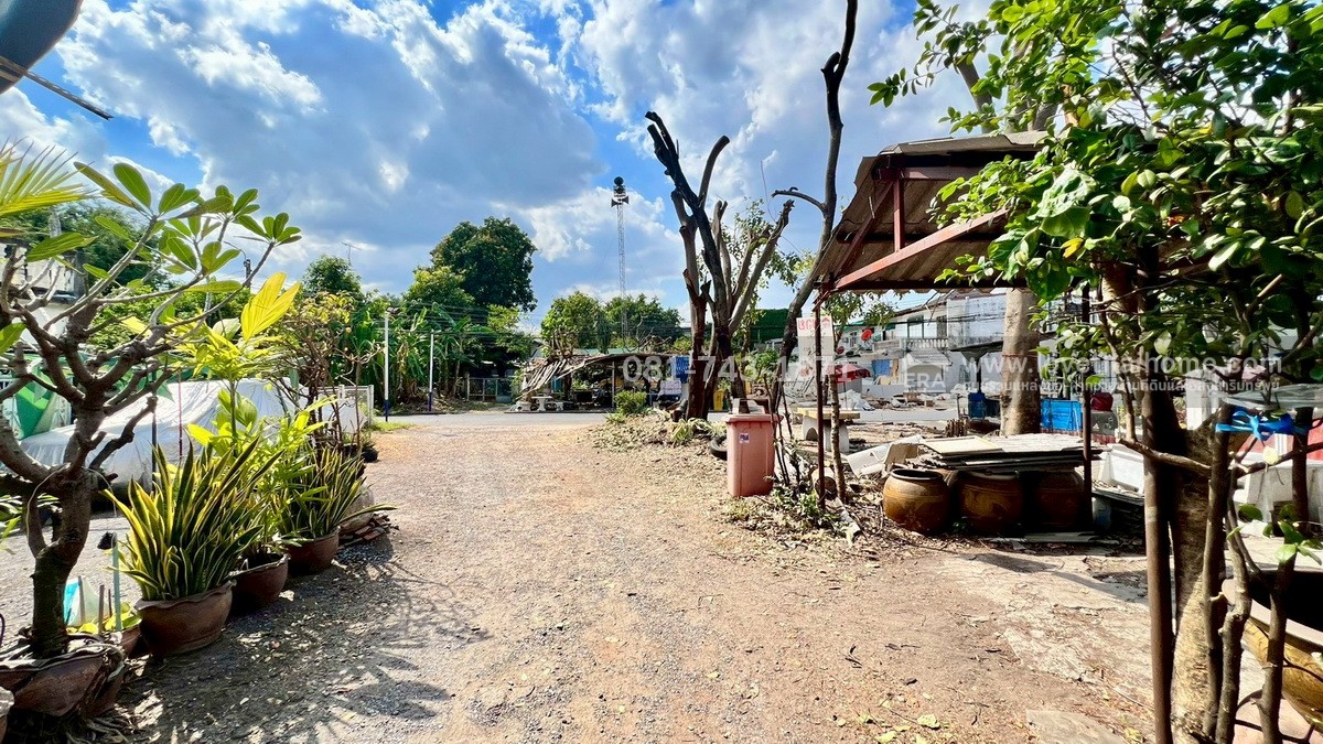 ขายทาวน์เฮ้าส์ 2 ชั้น ซอยนวมินทร์47 หลังสำนักงานที่ดินบางกะปิ พื้นที่ 23 ตรว. หน้าบ้านมีที่จอดรถ ขายถูกมาก 1.8 ล้านบาท ทำเลดี ใกล้สวนนวมินทร์ภิรมย์และเดอะมอลล์บางกะปิ