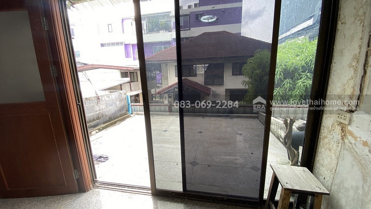 ขายตึกแถว4.5ชั้น ลาดพร้าว107 ใกล้มหาลัย RBAC ซ.ดีสมโชค ค้าขายได้ 24 ชม. พื้นที่20.4ตรว. ราคา4.6ล้าน ราคานี้ถ้าเทียบกับตึกแถวที่อยู่ย่านลาดพร้าวและบางกะปิ ราคาถูกมาก หาไม่ได้แล้ว