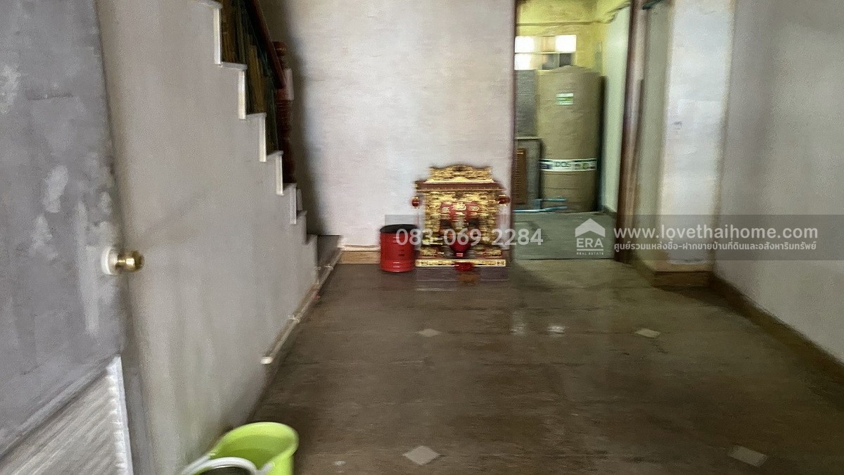 ขายตึกแถว4.5ชั้น ลาดพร้าว107 ใกล้มหาลัย RBAC ซ.ดีสมโชค ค้าขายได้ 24 ชม. พื้นที่20.4ตรว. ราคา4.6ล้าน ราคานี้ถ้าเทียบกับตึกแถวที่อยู่ย่านลาดพร้าวและบางกะปิ ราคาถูกมาก หาไม่ได้แล้ว