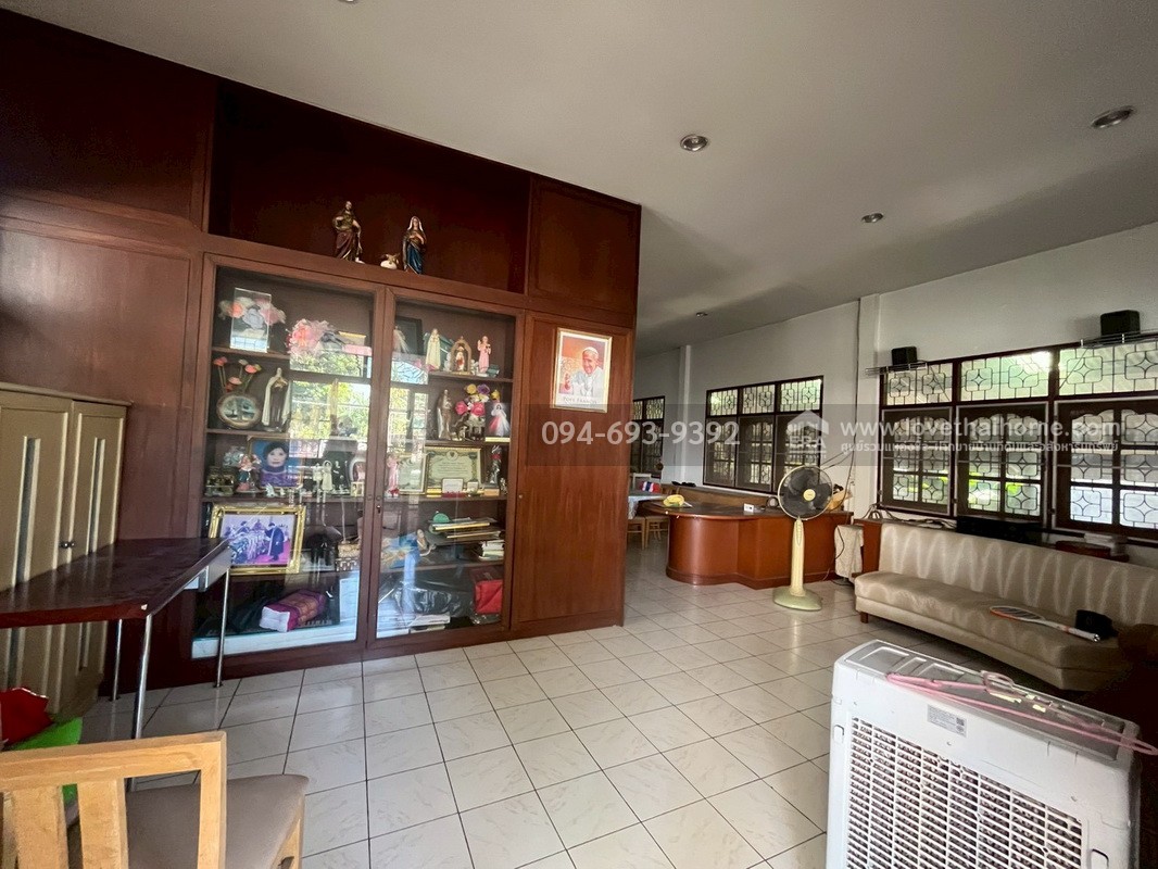 ขายบ้านเดี่ยว ซอยพระยาสุเรนทร์30 แยก6 พื้นที่ 153 ตรว. พื้นที่มากแบบนี้ไม่มีอีกแล้ว ขายเพียง 4.85 ล้านบาทเท่านั้น ทำเลดี ติดถนน 2 ด้าน ใกล้รถไฟฟ้าสายสีชมพู สถานีบางชัน