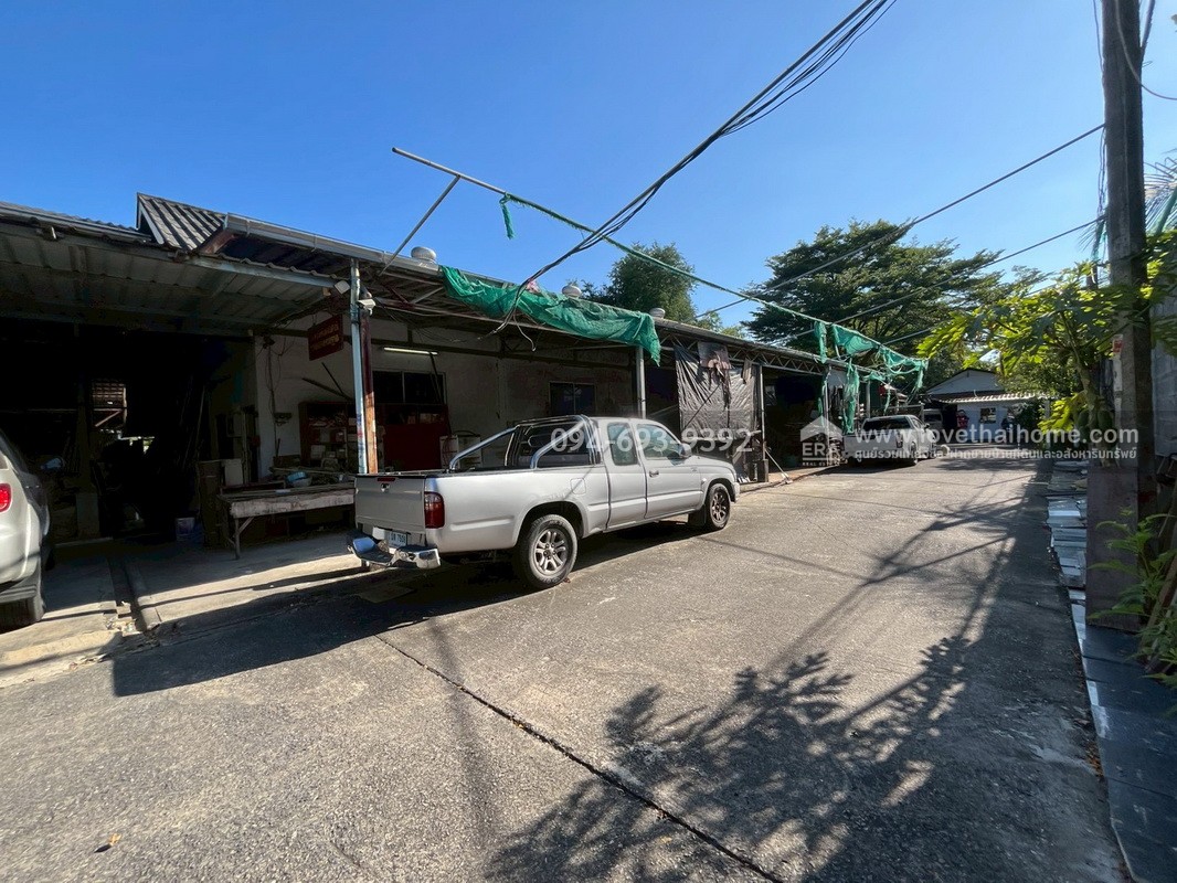 ขายที่ดิน ซอยพระยาสุเรนทร์30 แยก6/1 พร้อมแถม! โรงงานเฟอร์นิเจอร์ ฟรีค่ะ พื้นที่ 313 ตรว. ขาย เพียง18 ล้านบาท ทำเลเดินทางสะดวกมากๆ ด่วนๆ ราคาคุยได้สุดๆ