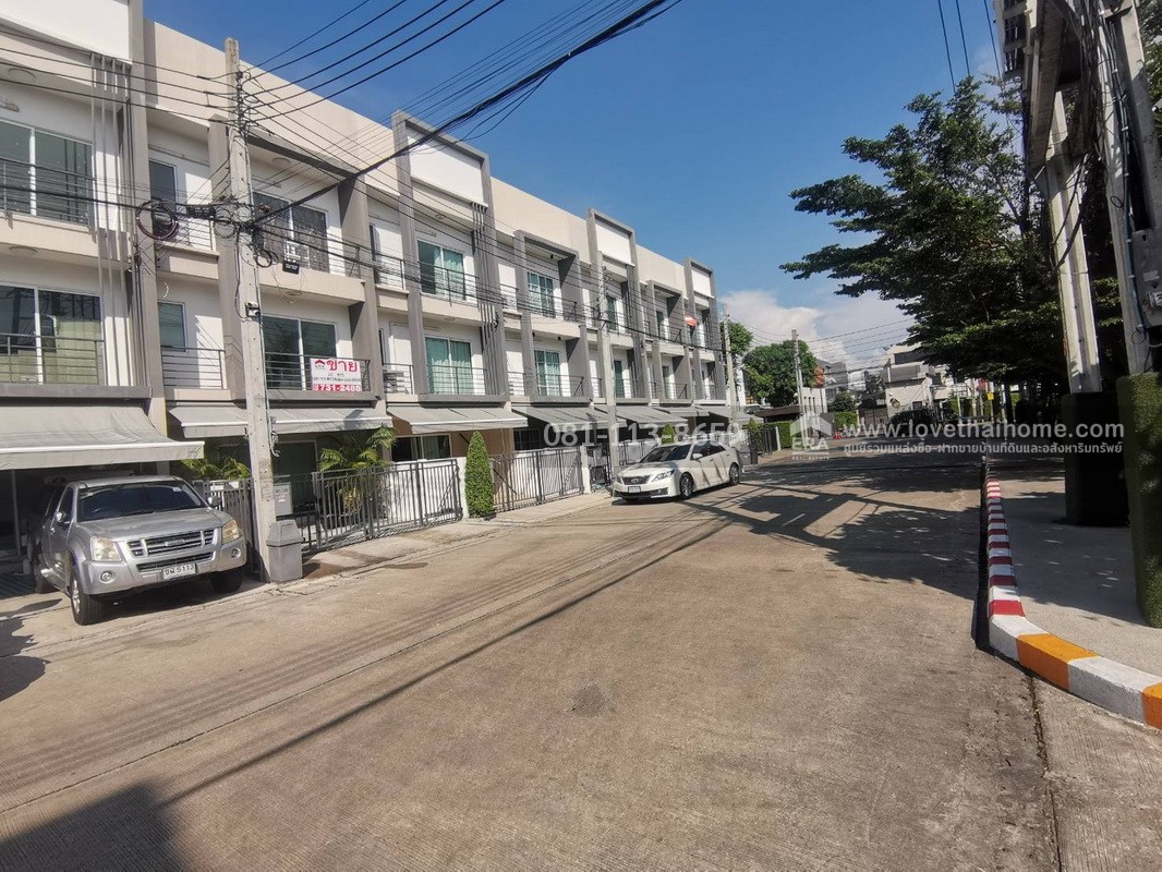 ขายทาวน์เฮ้าส์ 3 ชั้น ซอยอ่อนนุช17 หมู่บ้านบ้านกลางเมือง-สุขุมวิท77 พื้นที่ 20 ตรว. ขาย 7 ล้านบาท อยู่หน้าโครงการ ถ้าเห็นแล้วต้องชอบ ใกล้รถไฟฟ้า 2 สาย