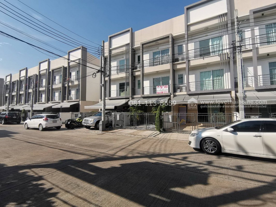 ขายทาวน์เฮ้าส์ 3 ชั้น ซอยอ่อนนุช17 หมู่บ้านบ้านกลางเมือง-สุขุมวิท77 พื้นที่ 20 ตรว. ขาย 7 ล้านบาท อยู่หน้าโครงการ ถ้าเห็นแล้วต้องชอบ ใกล้รถไฟฟ้า 2 สาย