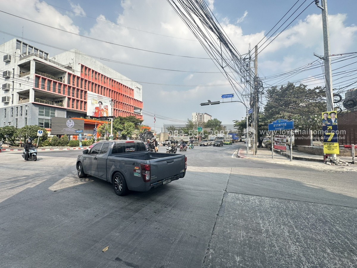 ขายที่ดิน สรรพาวุธ ซอยจ่าโสด แยก15 พระโขนง พื้นที่49ตรว. ราคาถูกเพียง1.7ล้าน เข้า-ออกได้ 2 ทาง เส้นสรรพาวุธ (เลียบทางรถไฟสายเก่า),เส้นทางสุขุมวิท 70/5 (ติด bts แบริ่ง)